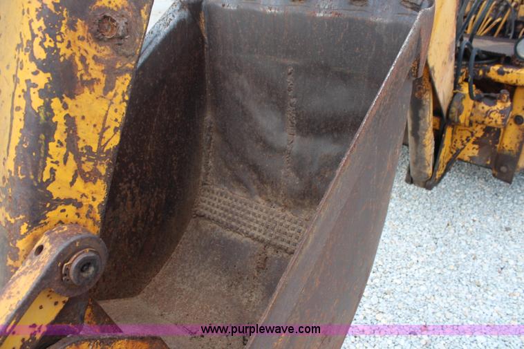 image for item H6520 International 2500 backhoe loader