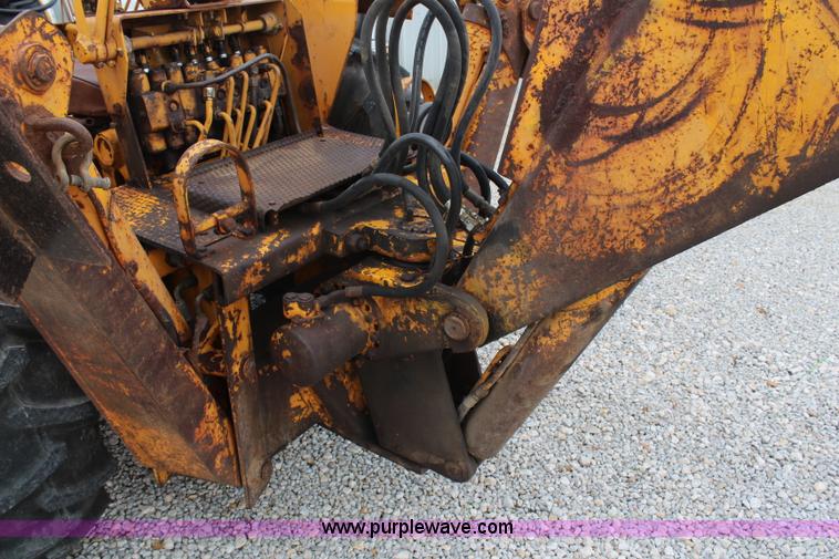 image for item H6520 International 2500 backhoe loader