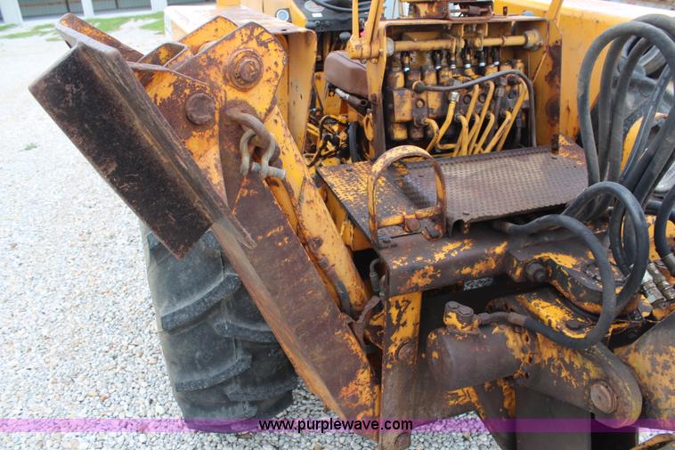 image for item H6520 International 2500 backhoe loader