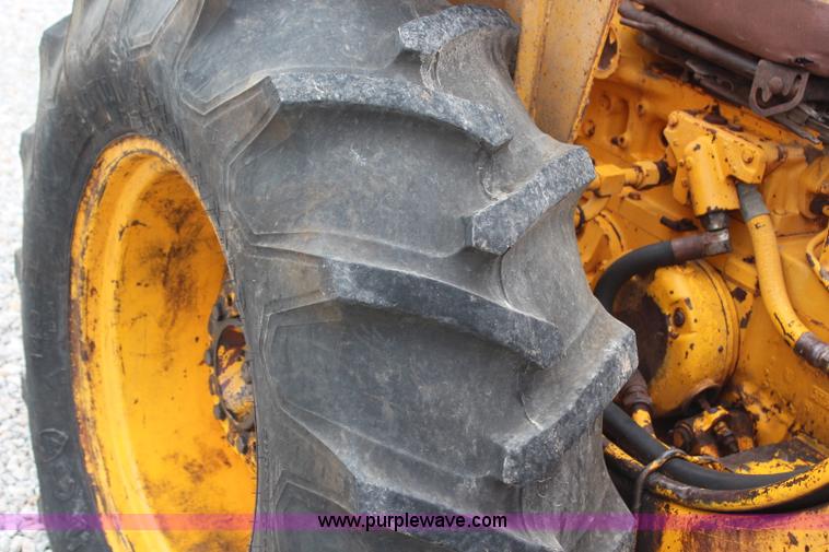 image for item H6520 International 2500 backhoe loader