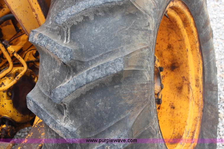 image for item H6520 International 2500 backhoe loader