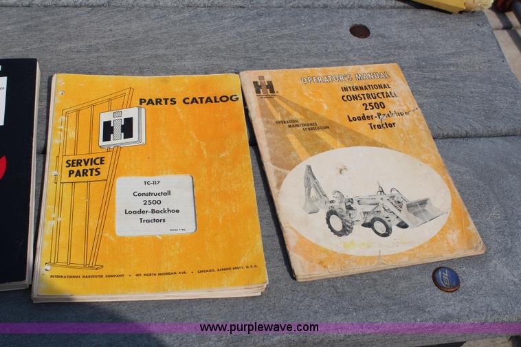 image for item H6520 International 2500 backhoe loader