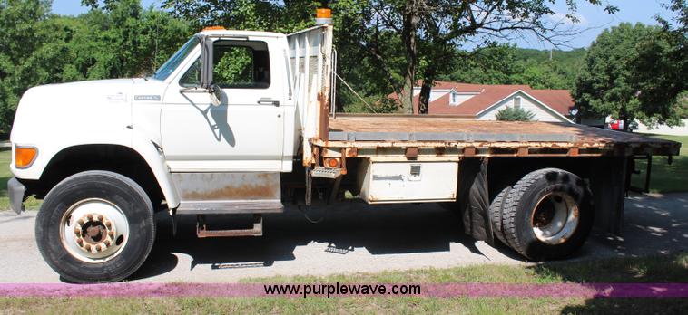 image for item H6545 1996 Ford F800 flatbed truck