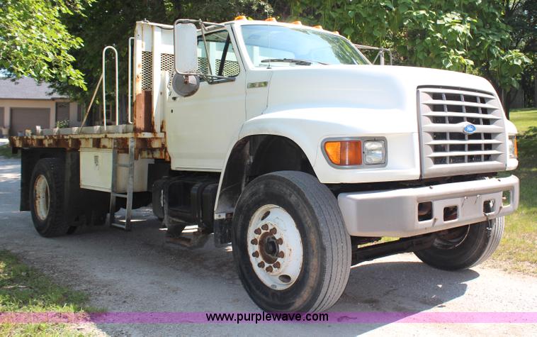 image for item H6545 1996 Ford F800 flatbed truck