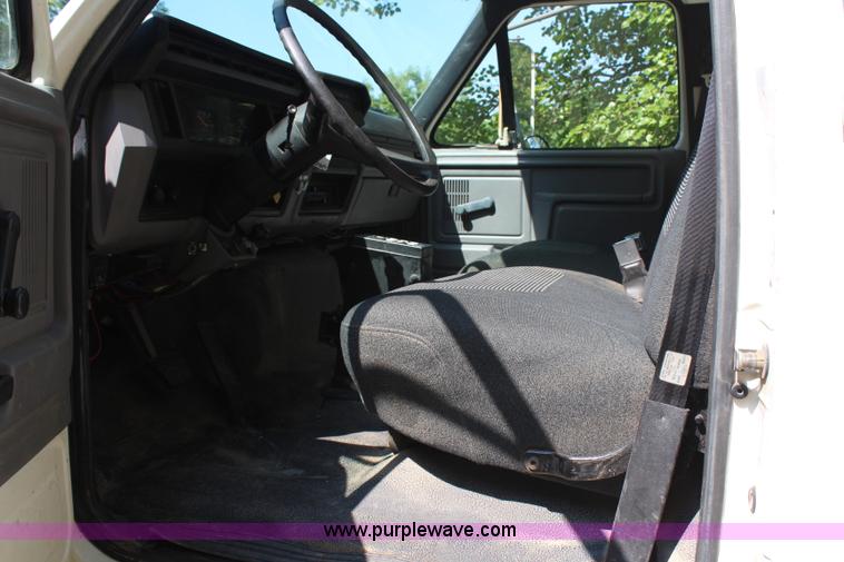 image for item H6545 1996 Ford F800 flatbed truck