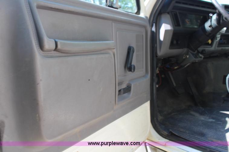 image for item H6545 1996 Ford F800 flatbed truck