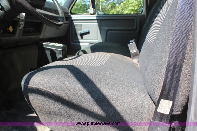 image for item H6545 1996 Ford F800 flatbed truck