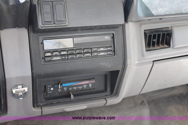 image for item H6545 1996 Ford F800 flatbed truck