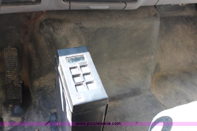 image for item H6545 1996 Ford F800 flatbed truck