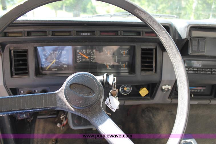 image for item H6545 1996 Ford F800 flatbed truck