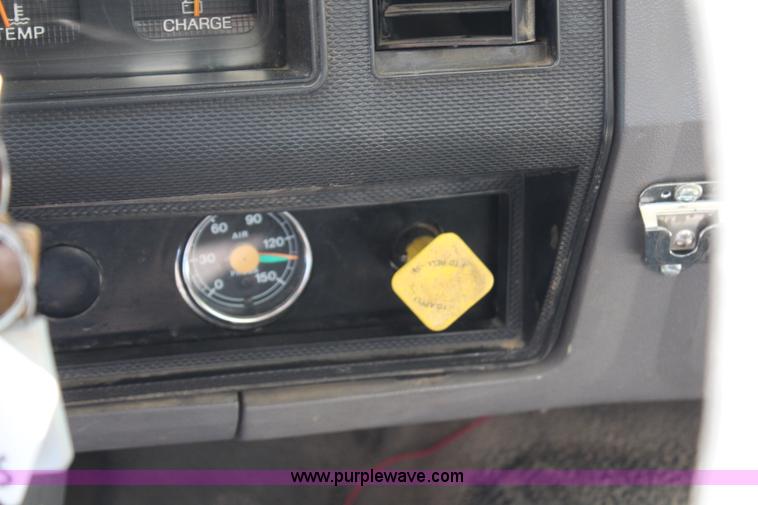 image for item H6545 1996 Ford F800 flatbed truck