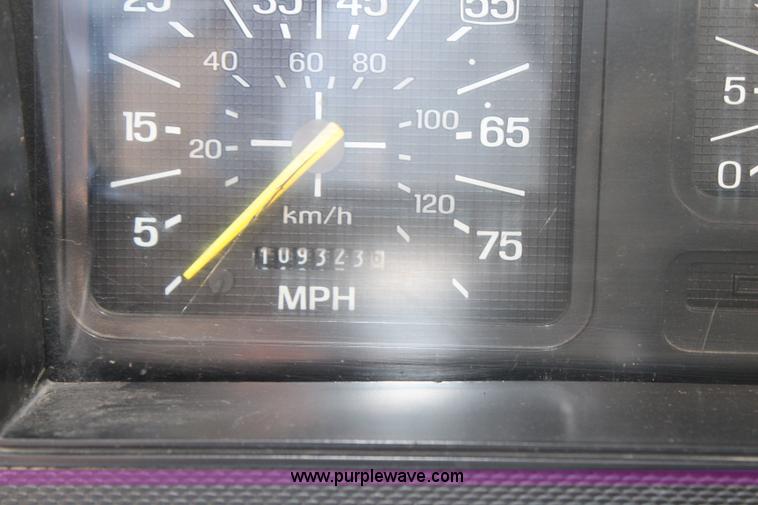 image for item H6545 1996 Ford F800 flatbed truck