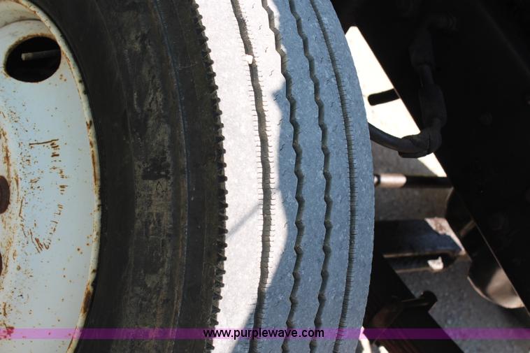 image for item H6545 1996 Ford F800 flatbed truck