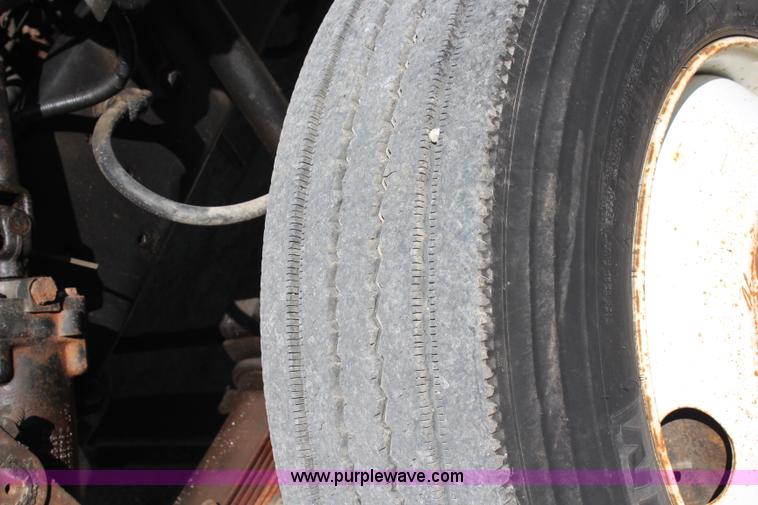 image for item H6545 1996 Ford F800 flatbed truck