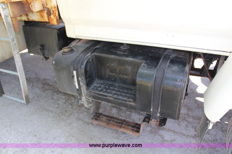 image for item H6545 1996 Ford F800 flatbed truck