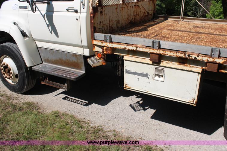 image for item H6545 1996 Ford F800 flatbed truck