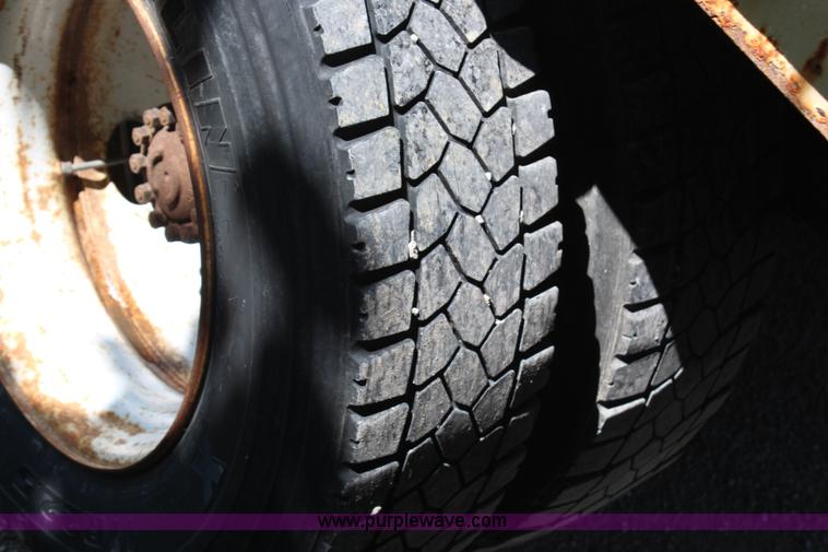 image for item H6545 1996 Ford F800 flatbed truck