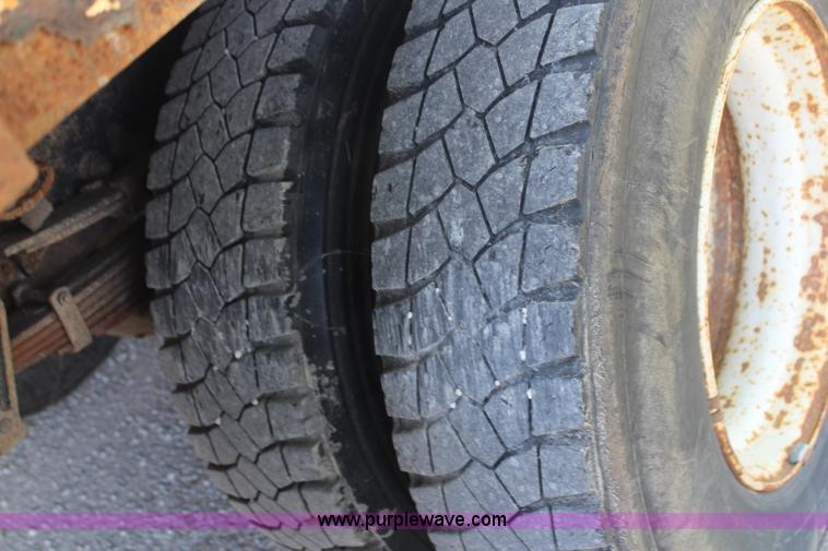 image for item H6545 1996 Ford F800 flatbed truck