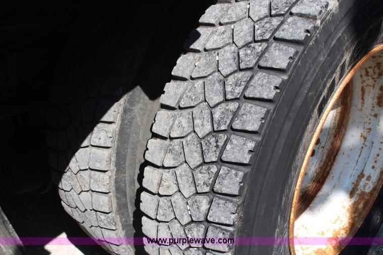 image for item H6545 1996 Ford F800 flatbed truck