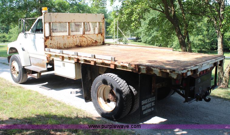 image for item H6545 1996 Ford F800 flatbed truck