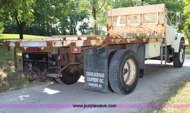 image for item H6545 1996 Ford F800 flatbed truck