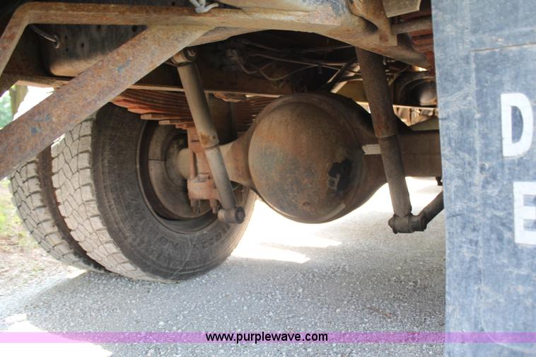 image for item H6545 1996 Ford F800 flatbed truck