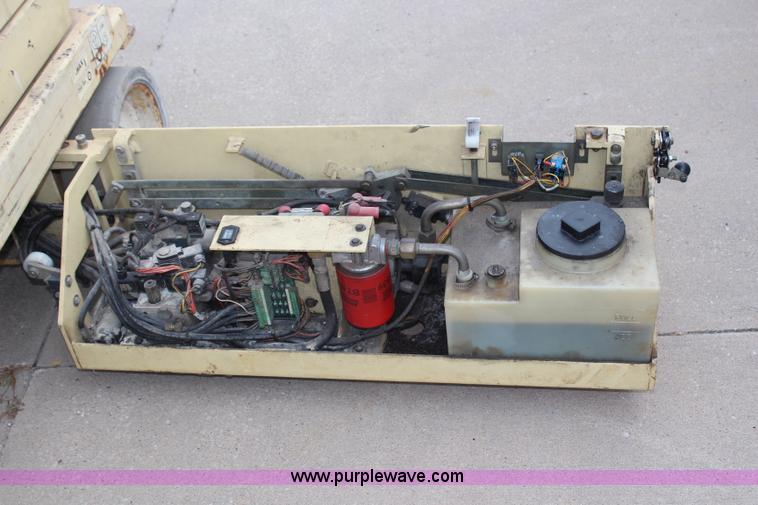image for item H6643 2000 JLG 2032E2 scissor lift