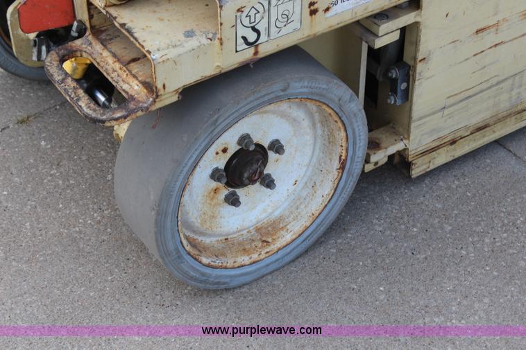 image for item H6643 2000 JLG 2032E2 scissor lift