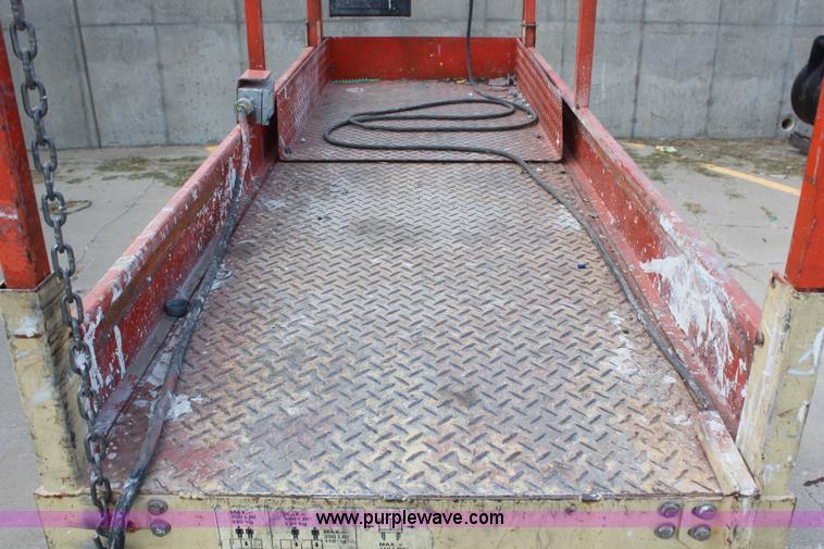 image for item H6643 2000 JLG 2032E2 scissor lift