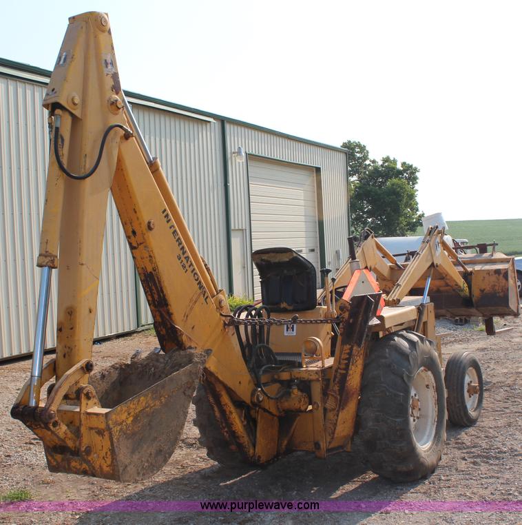 image for item H6665 International 3444 backhoe