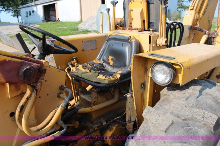image for item H6665 International 3444 backhoe