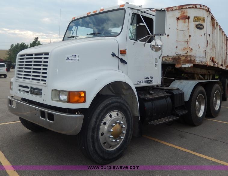 image for item I4337 1995 International 8100 semi truck