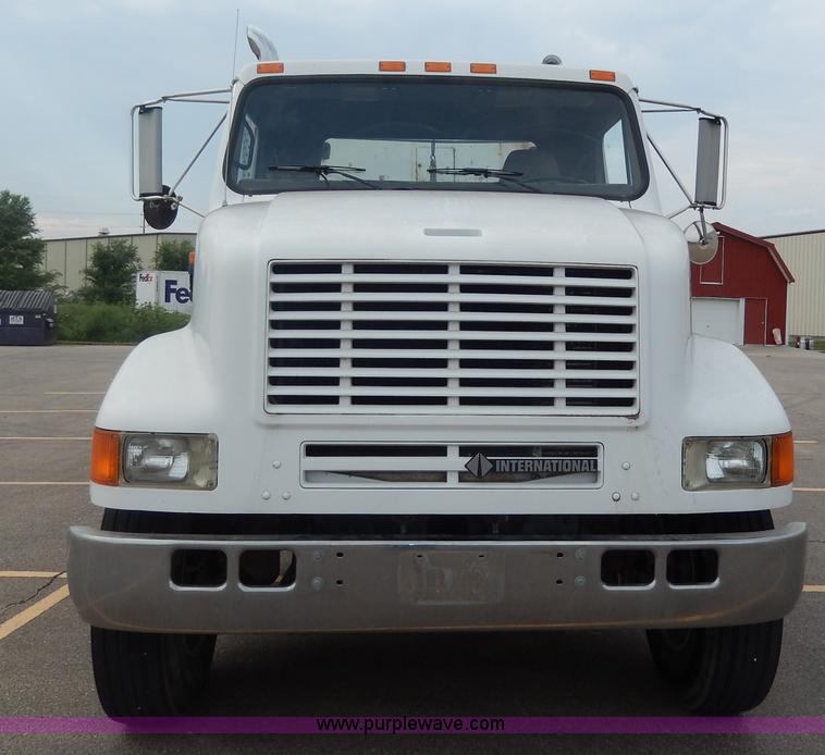 image for item I4337 1995 International 8100 semi truck