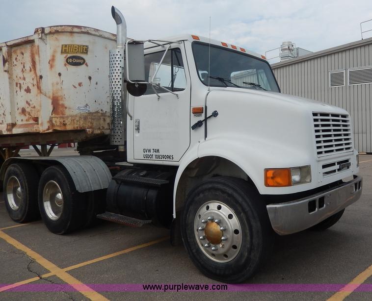 image for item I4337 1995 International 8100 semi truck