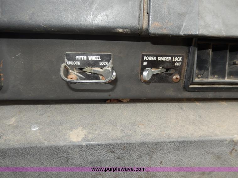 image for item I4337 1995 International 8100 semi truck