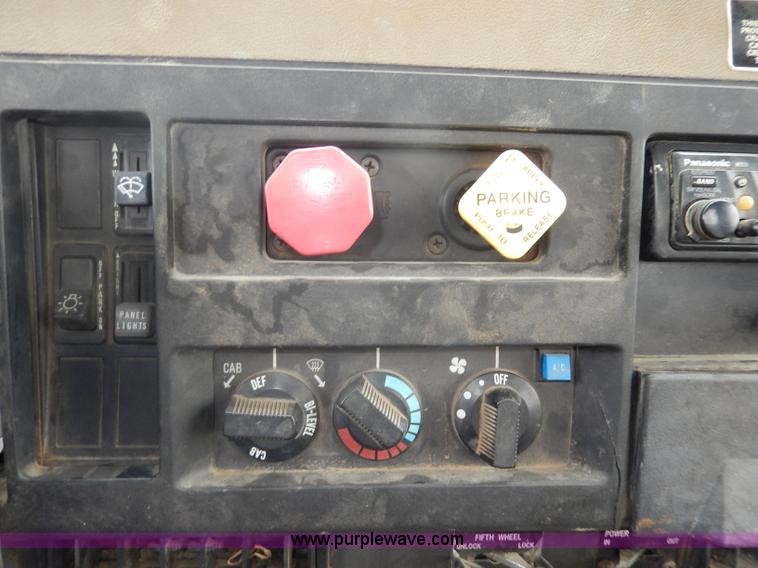 image for item I4337 1995 International 8100 semi truck