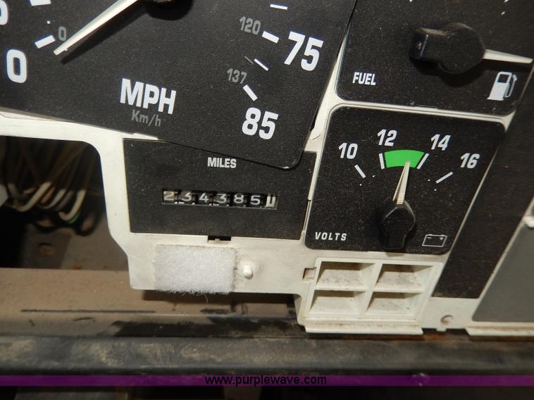 image for item I4337 1995 International 8100 semi truck