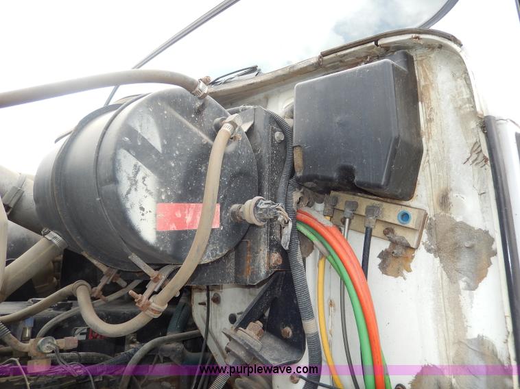 image for item I4337 1995 International 8100 semi truck