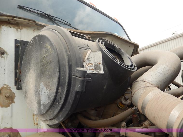 image for item I4337 1995 International 8100 semi truck