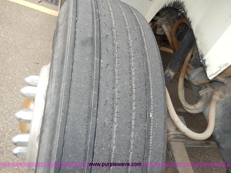 image for item I4337 1995 International 8100 semi truck