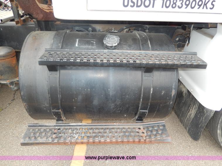 image for item I4337 1995 International 8100 semi truck