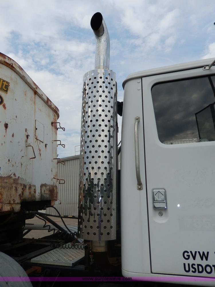 image for item I4337 1995 International 8100 semi truck