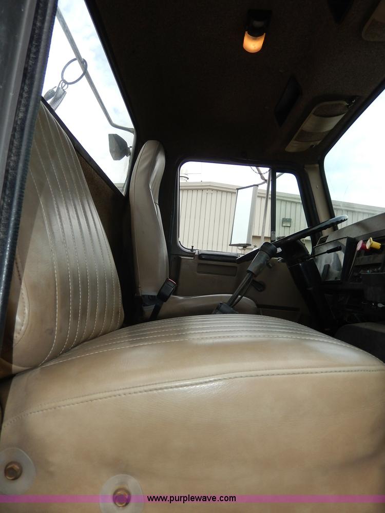 image for item I4337 1995 International 8100 semi truck