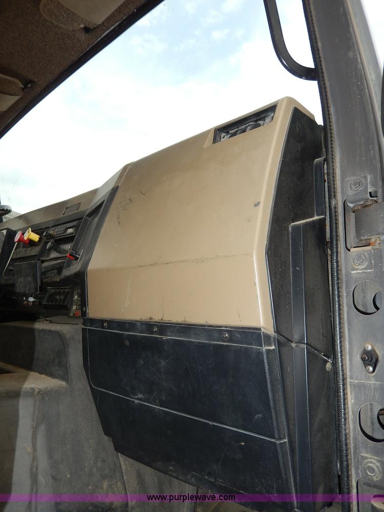 image for item I4337 1995 International 8100 semi truck