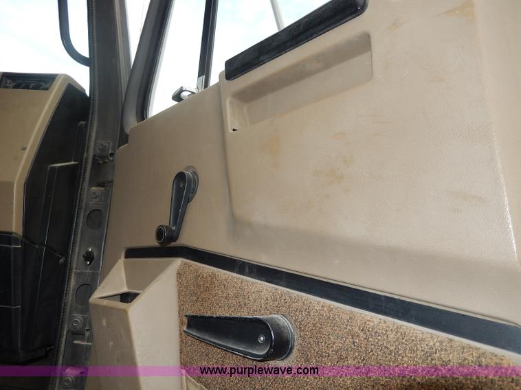 image for item I4337 1995 International 8100 semi truck