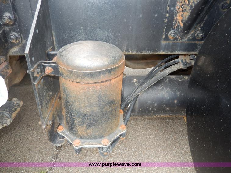 image for item I4337 1995 International 8100 semi truck