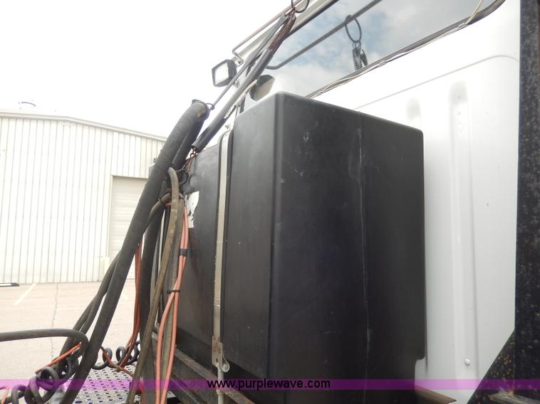 image for item I4337 1995 International 8100 semi truck