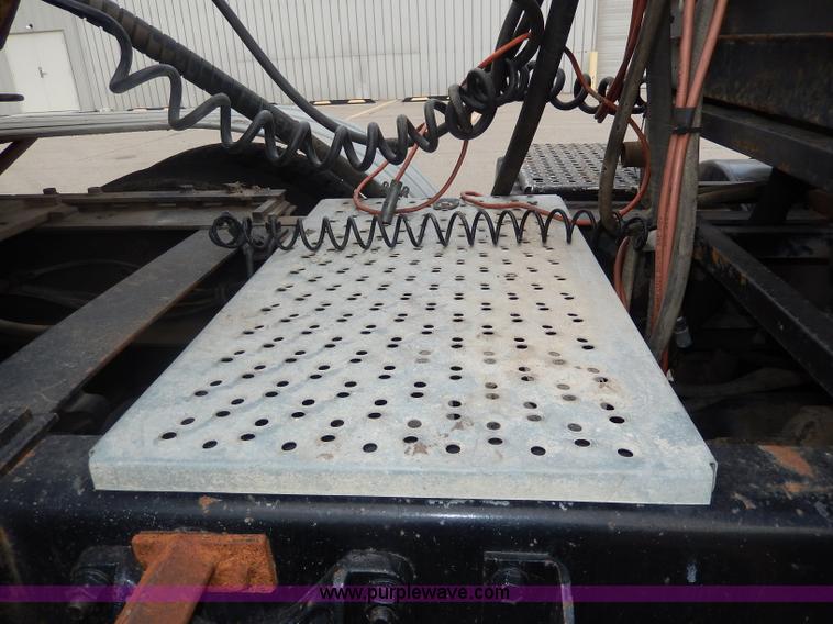 image for item I4337 1995 International 8100 semi truck