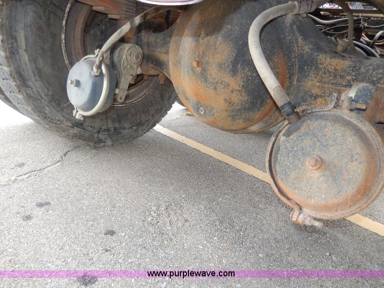 image for item I4337 1995 International 8100 semi truck