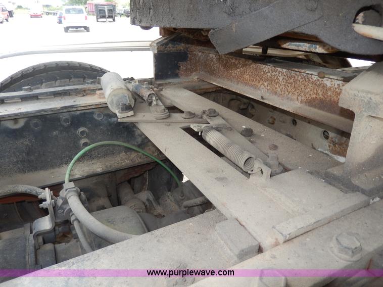 image for item I4337 1995 International 8100 semi truck